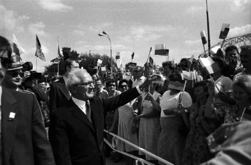 Staatsbesuch von Erich Honecker, Staatsratsvorsitzenden der DDR, in der Volksrepublik Polen. Honecker winkt jubelnder Menschenmenge zu. Drumherum jubelnde Schaulustige / Zuschauer mit Fahnen / Fähnchen/ Flagge DDR und Polen in der Hand.