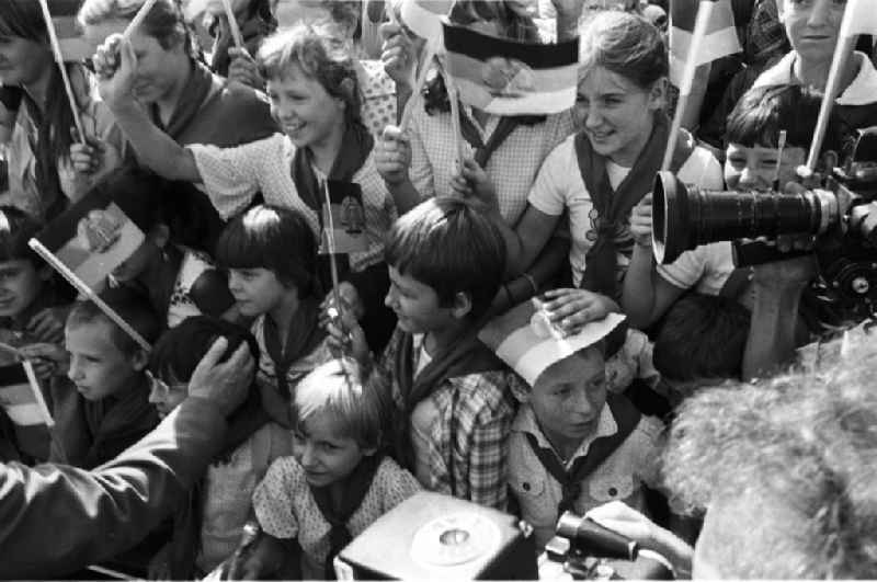 Staatsbesuch Erich Honeckers in der Volksrepublik Polen. Kinder mit Fähnchen begrüßen die Staatsratsvorsitzenden der DDR und Polens. Der Staatsbesuch Honeckers in Polen war der erste Besuch eines verbündeten Staats- und Parteichefs in Polen nach der Verhängung des Kriegsrechts am 13.12.1981. Er bedeutete für Polen eine gewisse politische Rehabilitation.