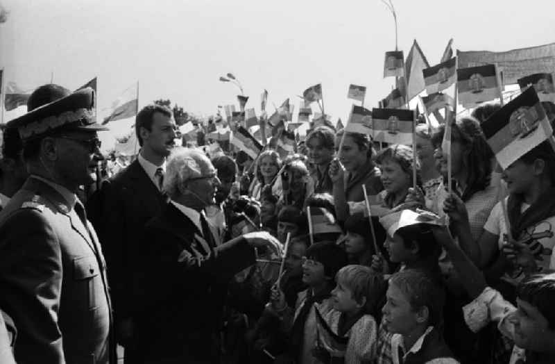 Staatsbesuch Erich Honeckers in der Volksrepublik Polen. Kinder mit Fähnchen begrüßen die Staatsratsvorsitzenden der DDR und Polens. Der Staatsbesuch Honeckers war der erste Besuch eines verbündeten Staats- und Parteichefs in Polen nach der Verhängung des Kriegsrechts am 13.12.1981. Er bedeutete für Polen eine gewisse politische Rehabilitation.
