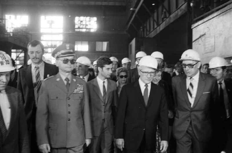 Staatsbesuch Erich Honeckers in der Volksrepublik Polen. Erich Honecker und Wojciech Jaruzelski besichtigen einen Industriebetrieb, geführt von Wirtschaftsfunktionären. Der Staatsbesuch Honeckers war der erste Besuch eines verbündeten Staats- und Parteichefs in Polen nach der Verhängung des Kriegsrechts am 13.12.1981. Er bedeutete für Polen eine gewisse politische Rehabilitation.