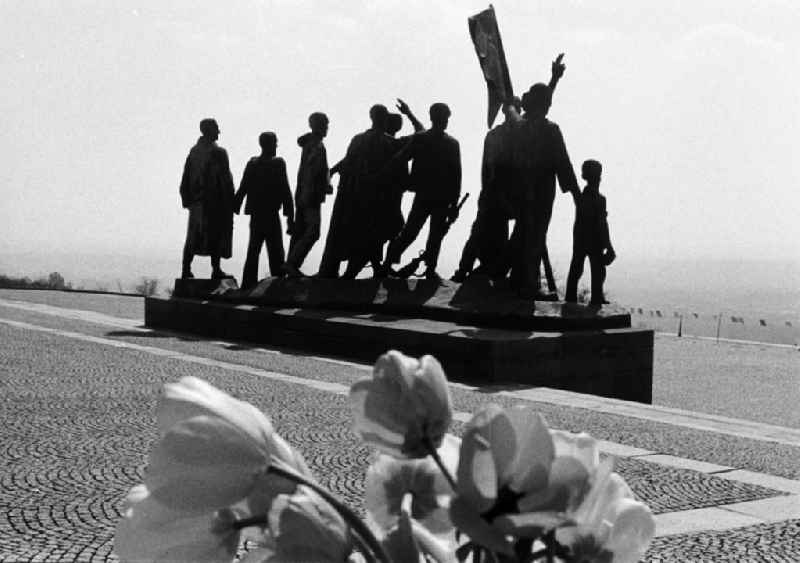 Vor dem Glockenturm der Mahn- und Gedenkstätte Buchenwald bei Weimar erinnert eine von Fritz Cremer geschaffenen Figurengruppe / Denkaml an den Widerstandskampf im Lager. Das Konzentrationslager Buchenwald war eines der größten Nazi-Konzentrationslager auf deutschem Boden. Es wurde zwischen Juli 1937 und April 1945 auf dem Ettersberg bei Weimar als Arbeitslager betrieben. Insgesamt waren in diesem Zeitraum etwa 250.000 Menschen aus allen Ländern Europas im Konzentrationslager Buchenwald inhaftiert. Die Zahl der Todesopfer wird auf etwa 56.000 geschätzt. Nach der Befreiung 1945 durch die 3. US-Army wurde das Gelände als Speziallager Nr. 2 von der sowjetischen Besatzungsmacht genutzt. Es existierte bis 1950 und forderte noch einmal 7.00