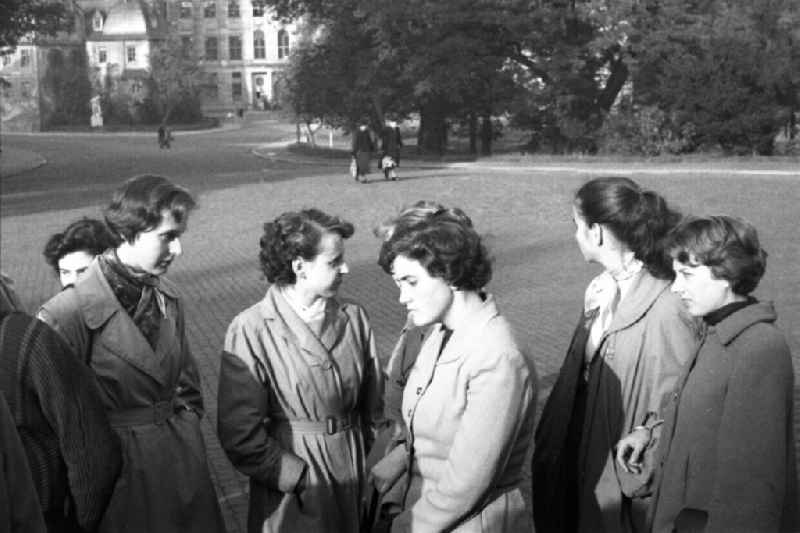 Teilnehmerinnen einer Reisegruppe / Frauen  bei einer Stadtbesichtigung in Weimar. Bestmögliche Qualität nach Vorlage!
