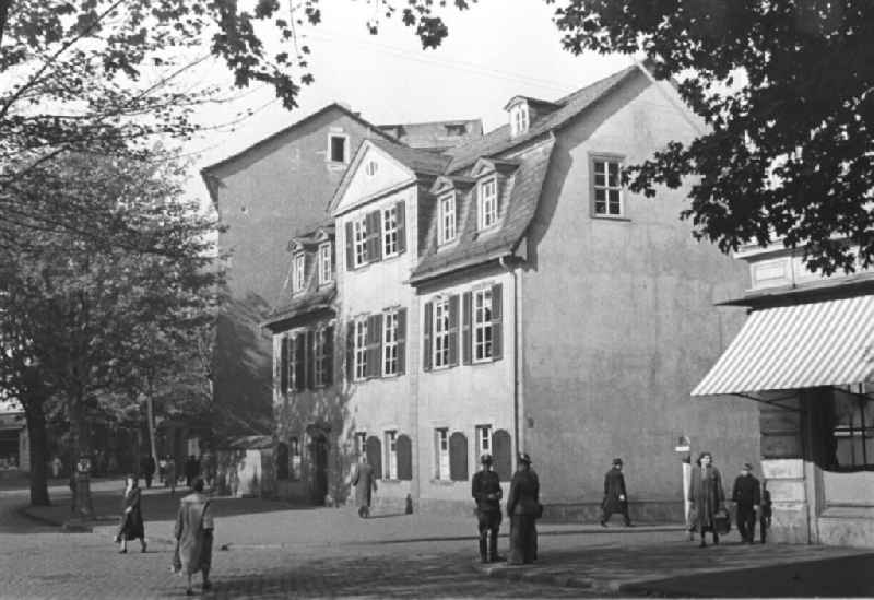 Seitliche Ansicht auf das Wohnhaus / Haus von Schiller in Weimar. Auf der Straße vor dem Gebäude mehrere Passanten und ein Polizist. Bestmögliche Qualität nach Vorlage!