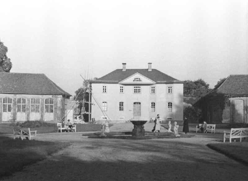 Frontansicht auf Gebäude der Orangerie mit Delphinbrunnen im Belvedere in Weimar. Einige Besucher sind im Bild vor dem Gebäude zu sehen. Bestmögliche Qualität nach Vorlage!