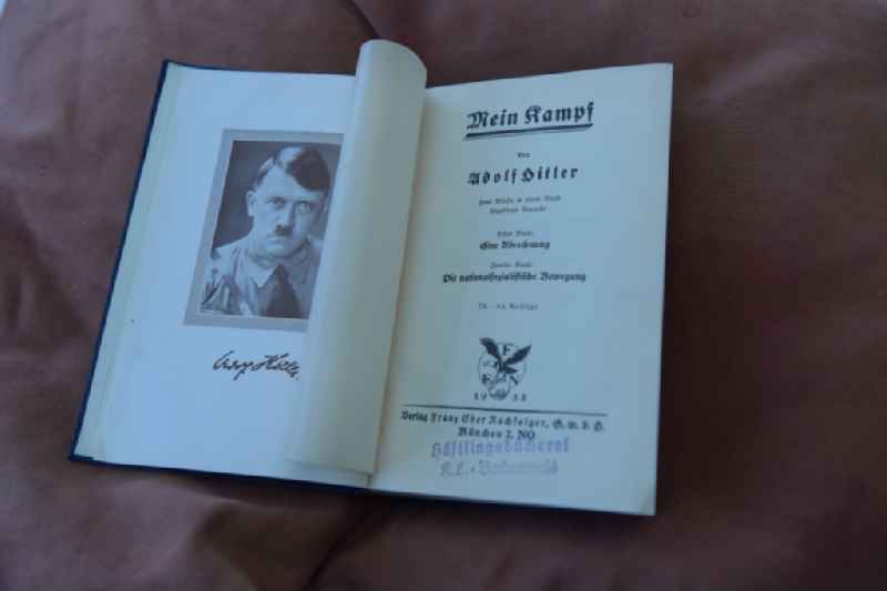 This early edition of Adolf Hitler's Mein Kampf once belonged to the Communists and Jews Herbert Sandberg. The famous East German graphic designer and artist was imprisoned during the Nazi dictatorship in the former KL Buchenwald concentration camp. During approach of the allied forces on the Ettersberg prisoners clothing chambers and foods Sandberg plundered the inmate library. I wanted to know how such a thing could happen - said Sandberg after the collapse of the GDR, where he last held the book in the attic of his house. A by the author Christian Zentner commented paperback edition was published recently in the List-Verlag