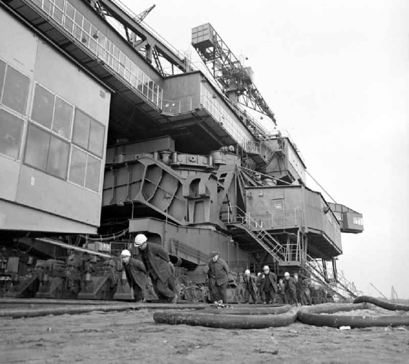 Im Tagebau Welzow-Süd wird Braunkohle gefördert. Hier kommt auch der seinerzeit größte Abraumbagger der DDR zum Einsatz. Die Braunkohle als primärer Energielieferant hatte überragende Bedeutung für die DDR-Volkswirtschaft.