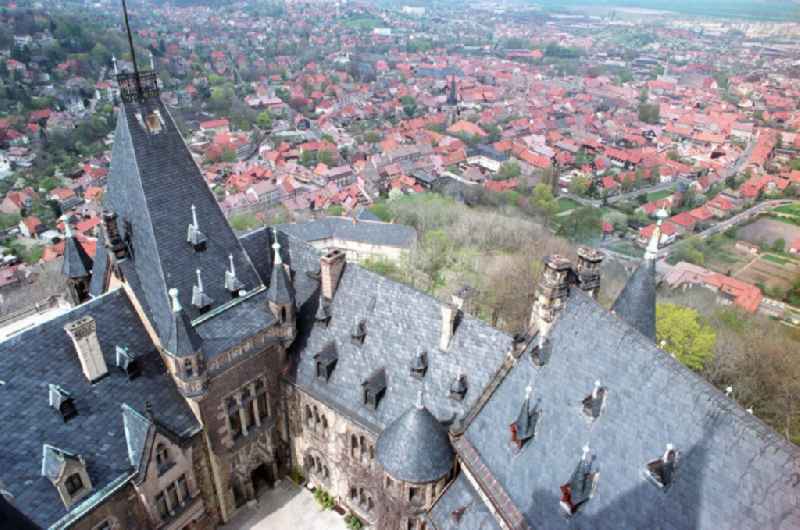Blick von oben über einen Teil vom Schloss Wernigerode mit Innenhof auf den historischen Kern der Altstadt.