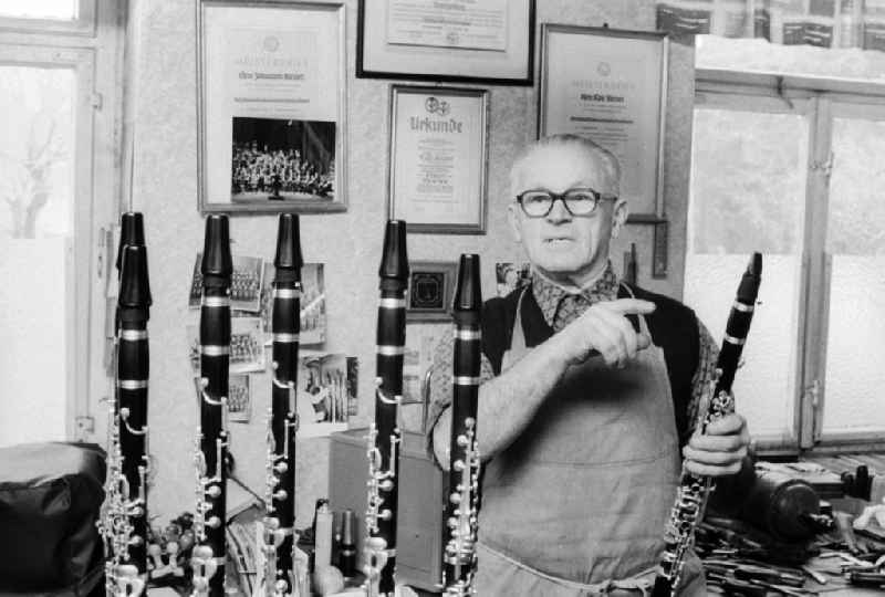 The woodwind doer / clarinet farmer Rudi Meinel in his workshop in Wernitzgruen in the federal state Saxony in the area of the former GDR, German democratic republic