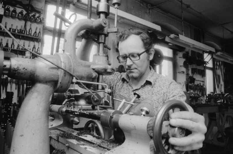 The woodwind doer / clarinet farmer Rolf Meinel in his workshop in Wernitzgruen in the federal state Saxony in the area of the former GDR, German democratic republic
