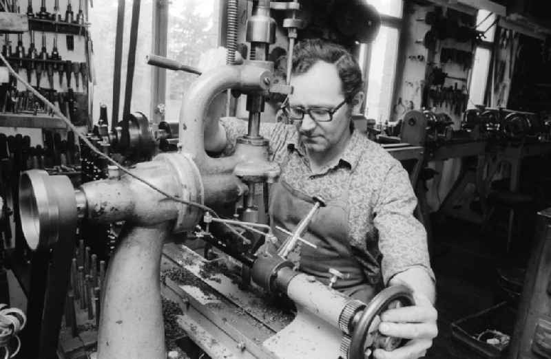 The woodwind doer / clarinet farmer Rolf Meinel in his workshop in Wernitzgruen in the federal state Saxony in the area of the former GDR, German democratic republic