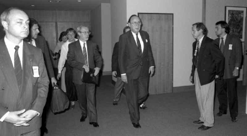 Hans-Dietrich Genscher, Federal Foreign Minister, and Lothar de Maizière, Prime Minister of the GDR, behind them Angela Merkel, on their way to the plenary session of the Negotiations on Conventional Forces in Europe Treaty, CFE) in Vienna, Austria