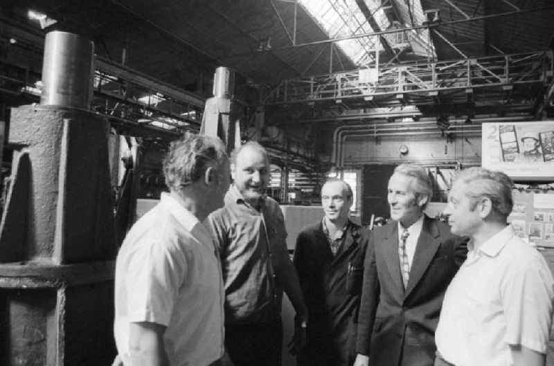 Work meeting at VEB heavy mechanical engineering 'Heinrich Rau' in Wildau in Brandenburg on the territory of the former GDR, German Democratic Republic. The Wildauer operating primarily produced crankshafts for marine diesel engines, bearings, machines for pipe production as well as consumer goods for the domestic market of the GDR