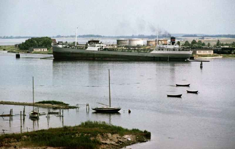 Ein Dampfer liegt in der Wismarer Bucht an der Mathias-Thesen-Werft vor Anker.