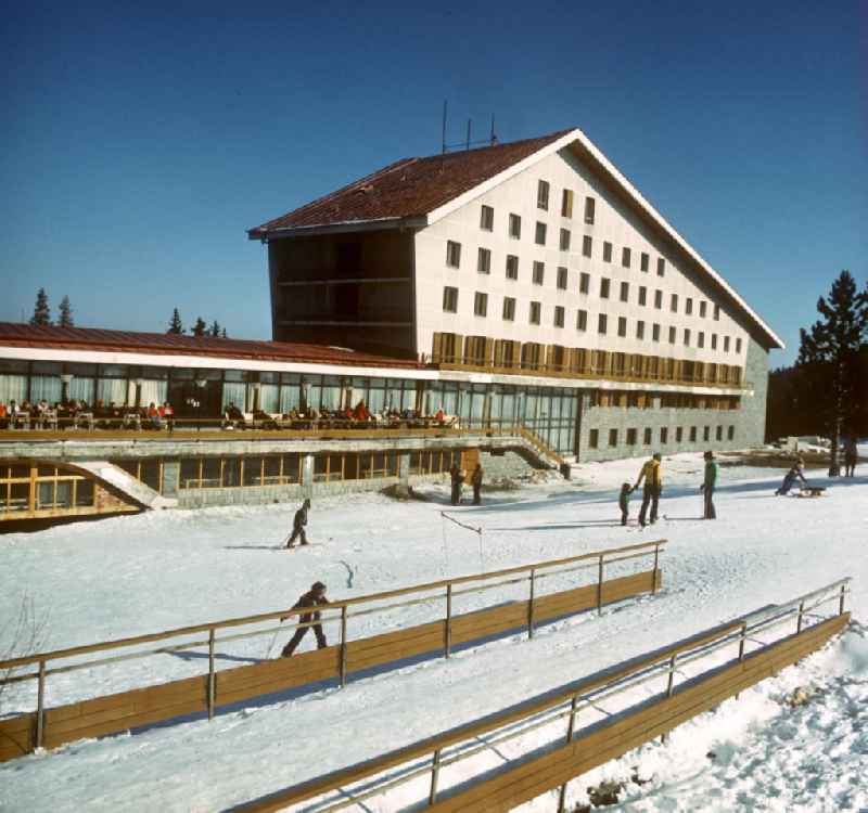 Touristen vor dem Hotel 'Prostor' im bulgarischen Witoscha-Gebirge. Das Witoschagebirge gehörte zu DDR-Zeiten zu den beliebtesten Wintersportgebieten im sozialistischen Ausland.