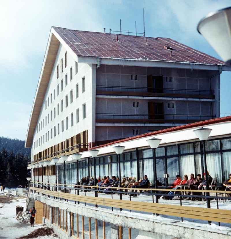 Touristen genießen auf der Terrasse des Hotels 'Prostor' im bulgarischen Witoscha-Gebirge die warme Wintersonne. Das Witoschagebirge gehörte zu DDR-Zeiten zu den beliebtesten Wintersportgebieten im sozialistischen Ausland.