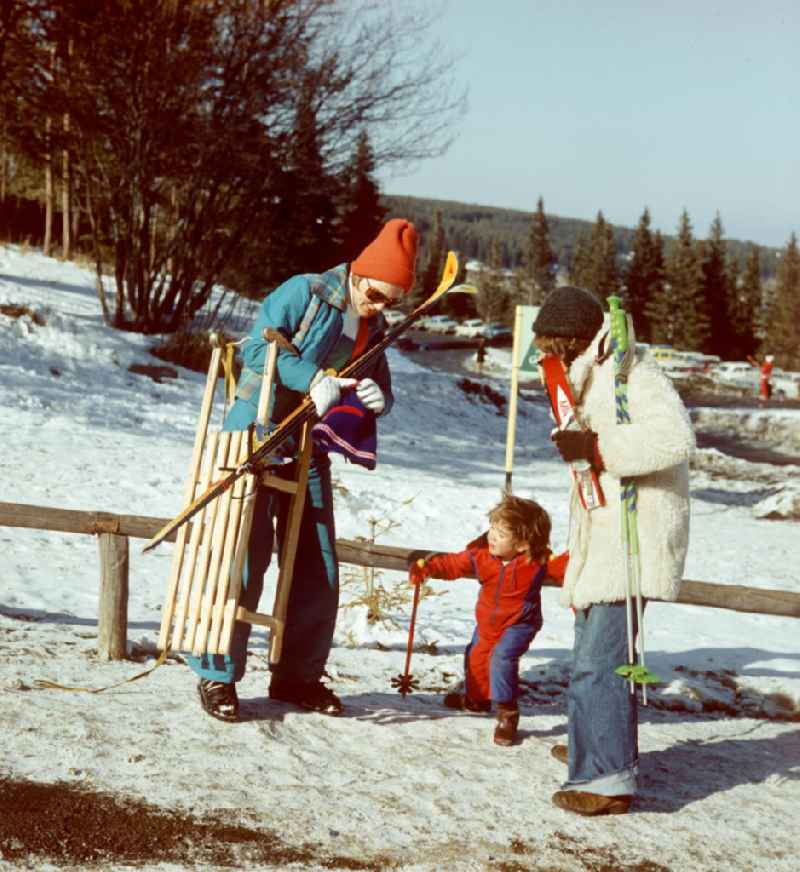 Früh übt sich das Skifahren - am Besten mit Muttis und Vatis helfender Hand, aufgenommen 1976 im bulgarischen Witoscha-Gebirge. Im Hintergrund das Hotel 'Prostol'. Das Witoschagebirge gehörte zu DDR-Zeiten zu den beliebtesten Wintersportgebieten im sozialistischen Ausland.