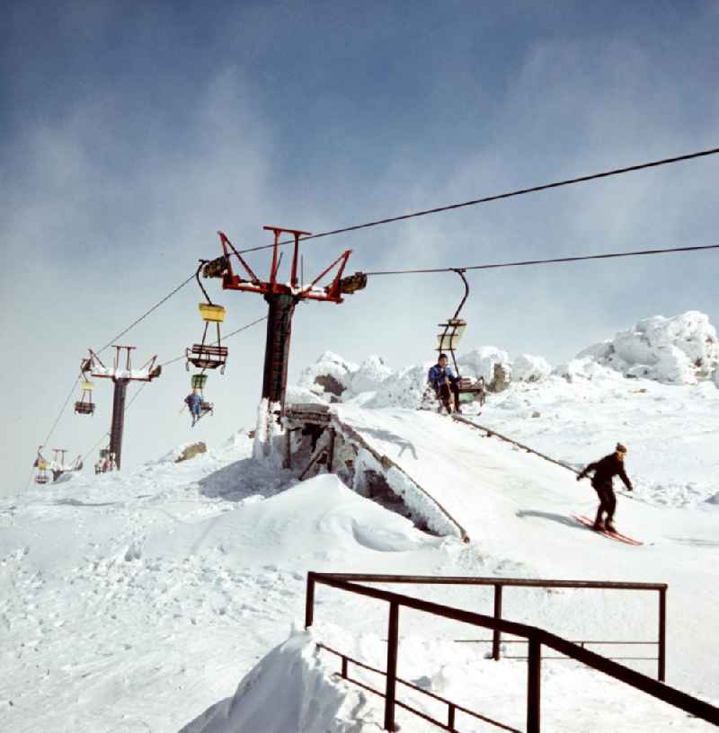 Skifahrer im Skilift im bulgarischen Witoscha-Gebirge, im Hintergrund der Skilift. Das Witoschagebirge gehörte zu DDR-Zeiten zu den beliebtesten Wintersportgebieten im sozialistischen Ausland.
