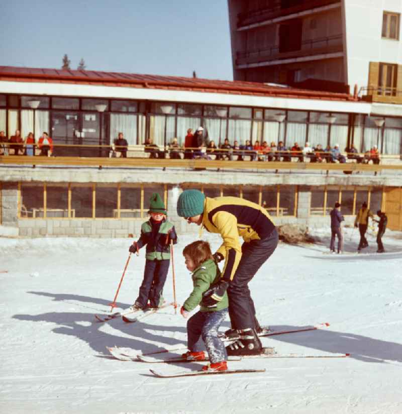 Früh übt sich das Skifahren - am Besten mit Muttis helfender Hand im bulgarischen Witoscha-Gebirge. Im Hintergrund das Hotel 'Prostol'. Das Witoschagebirge gehörte zu DDR-Zeiten zu den beliebtesten Wintersportgebieten im sozialistischen Ausland.
