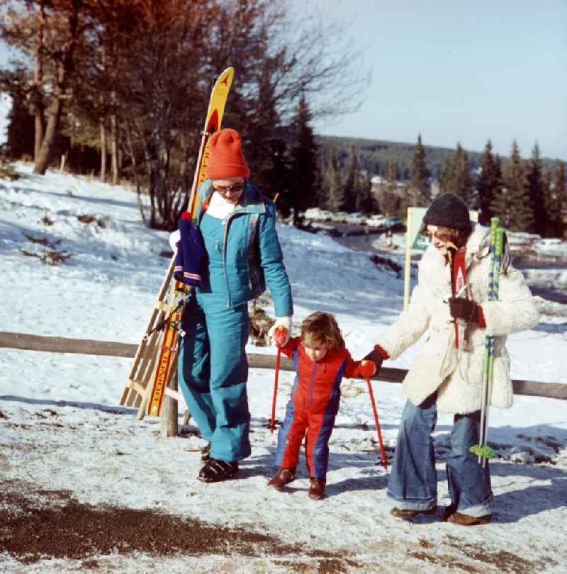Früh übt sich das Skifahren - am Besten mit Muttis und Vatis helfender Hand im bulgarischen Witoscha-Gebirge. Im Hintergrund das Hotel 'Prostol'. Das Witoschagebirge gehörte zu DDR-Zeiten zu den beliebtesten Wintersportgebieten im sozialistischen Ausland.