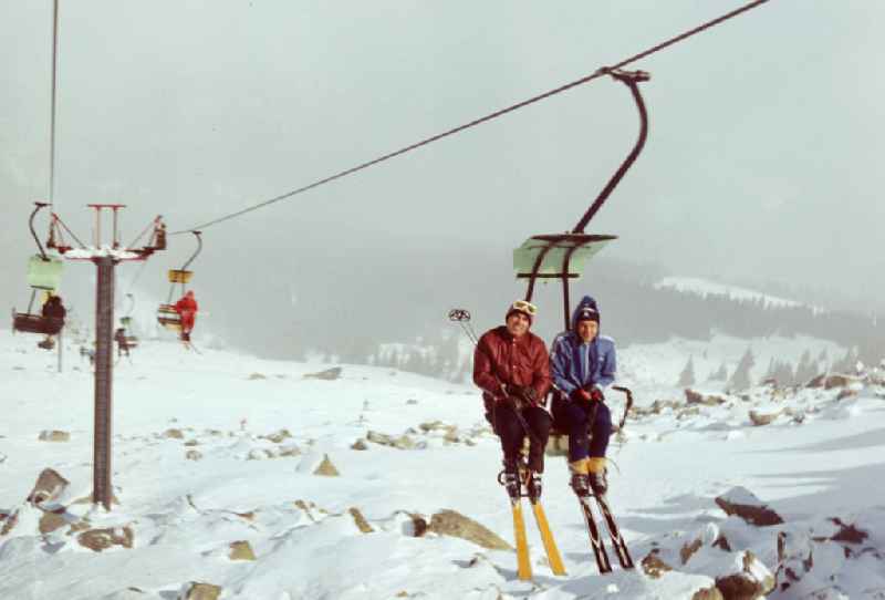 Skifahrer im Skilift im bulgarischen Witoscha-Gebirge, im Hintergrund der Skilift. Das Witoschagebirge gehörte zu DDR-Zeiten zu den beliebtesten Wintersportgebieten im sozialistischen Ausland.