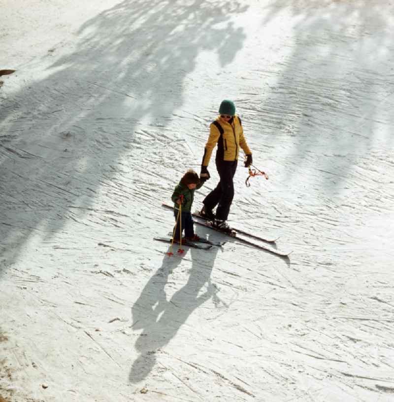Früh übt sich das Skifahren - am Besten mit Mutti an der Hand im bulgarischen Witoscha-Gebirge. Das Witoschagebirge gehörte zu DDR-Zeiten zu den beliebtesten Wintersportgebieten im sozialistischen Ausland.
