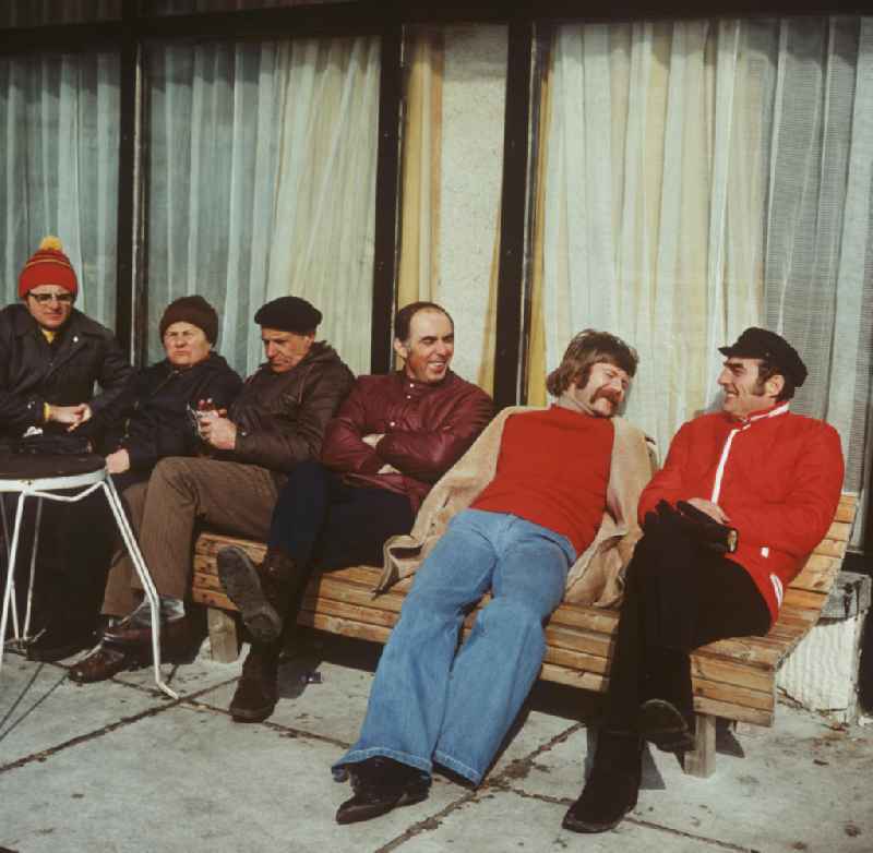 Touristen genießen auf der Terrasse des Hotels 'Prostor' im bulgarischen Witoscha-Gebirge die warme Wintersonne. Das Witoschagebirge gehörte zu DDR-Zeiten zu den beliebtesten Wintersportgebieten im sozialistischen Ausland.