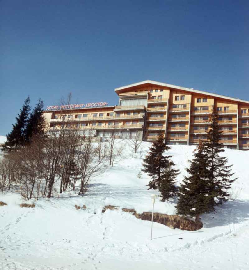Blick auf das Hotel 'Prostor' im bulgarischen Witoscha-Gebirge. Das Witoschagebirge gehörte zu DDR-Zeiten zu den beliebtesten Wintersportgebieten im sozialistischen Ausland.