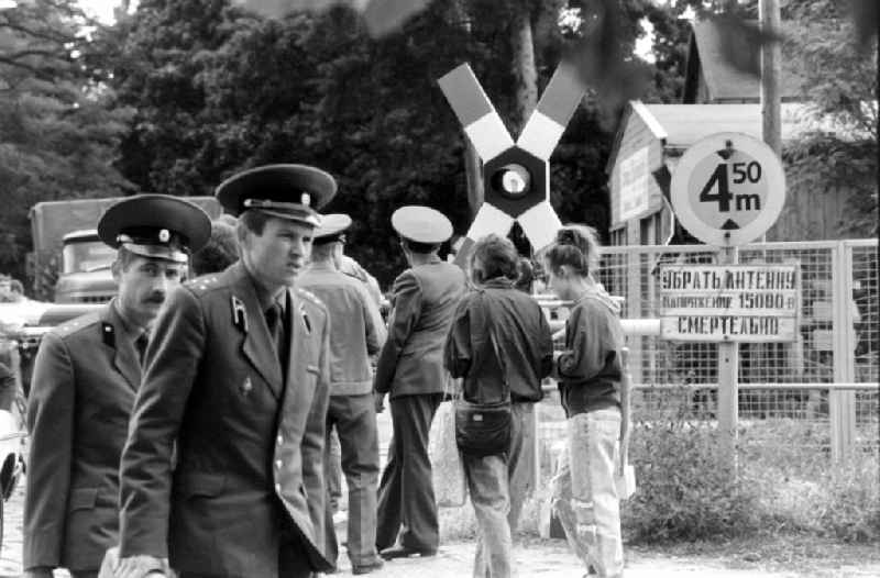 Soviet soldiers in uniform of the Red Army of the GSSD 'Group of Soviet Forces in Germany' and officers in garrison life in Wuensdorf in the state Brandenburg on the territory of the former GDR, German Democratic Republic