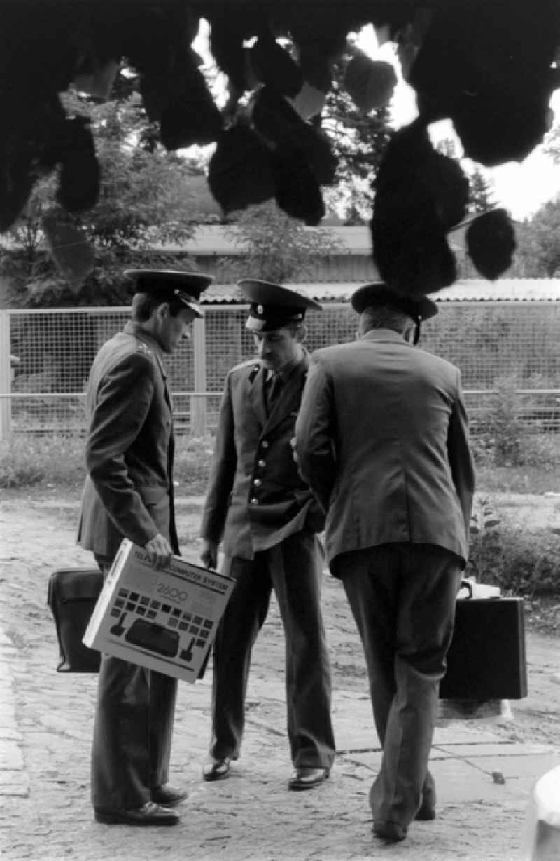 Soviet soldiers in uniform of the Red Army of the GSSD 'Group of Soviet Forces in Germany' and officers in garrison life in Wuensdorf in the state Brandenburg on the territory of the former GDR, German Democratic Republic