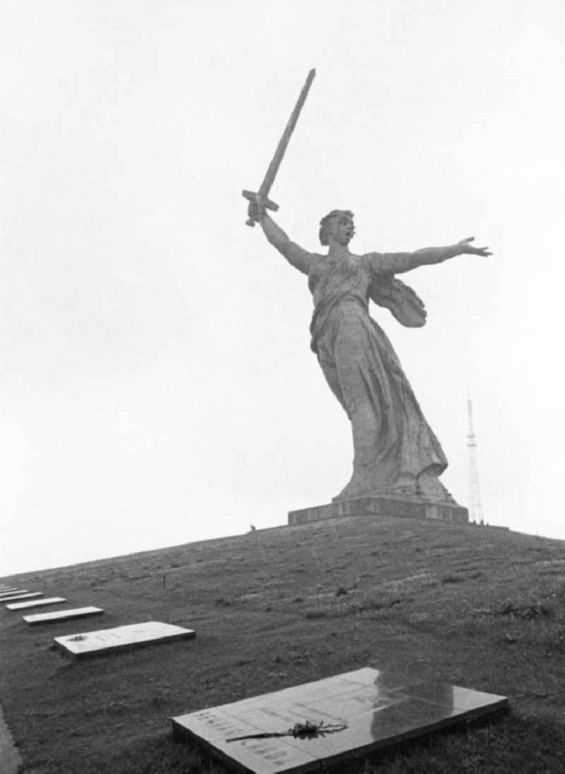 Blick auf den Mamajew-Hügel mit dem Monument 'Mutter Heimat ruft auf' eine riesige Frauengestalt in wehendem Gewand und emporgestrecktem Schwert. Das Monument war Logo für das IV. Festival der Freundschaft in Wolgograd (auch Wolograd).