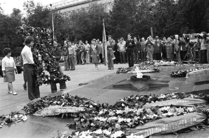 Offizielle der DDR-Delegation sowie Sowjetunion während der Kranzniederlegung auf dem „Platz der gefallenen Kämpfer“ mit dem Obelisk und der ewigen Flamme anlässlich des IV. Festival der Freundschaft in Wolgograd (auch Wolograd).