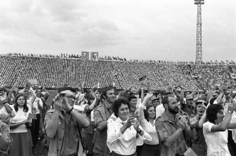 Blick über Zuschauer auf die Zuschauertribüne mit Bildern von Leonid Iljitsch Breschnew, Staatsoberhaupt Sowjetunion, und Erich Honecker, Staatsratsvorsitzender der DDR, bei der Eröffnungsfeier des IV. Festival der Freundschaft in Wolgograd (auch Wolograd).