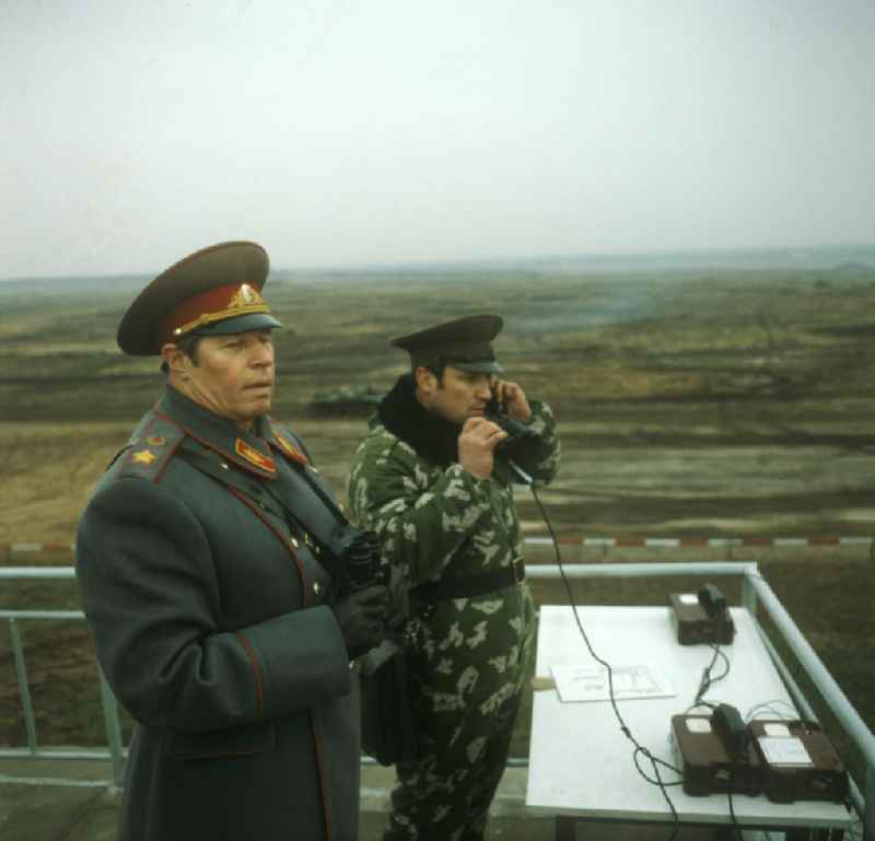 Armeegeneral Michail Saizew, Oberkommandierender der Gruppe der Sowjetischen Streitkräfte in Deutschland  / GSSD beobachte das Manöver auf dem Truppenübungsplatz Wolmirstedt vom Beobachtungsstand. Im Hintergrund Soldat mit Telefon.