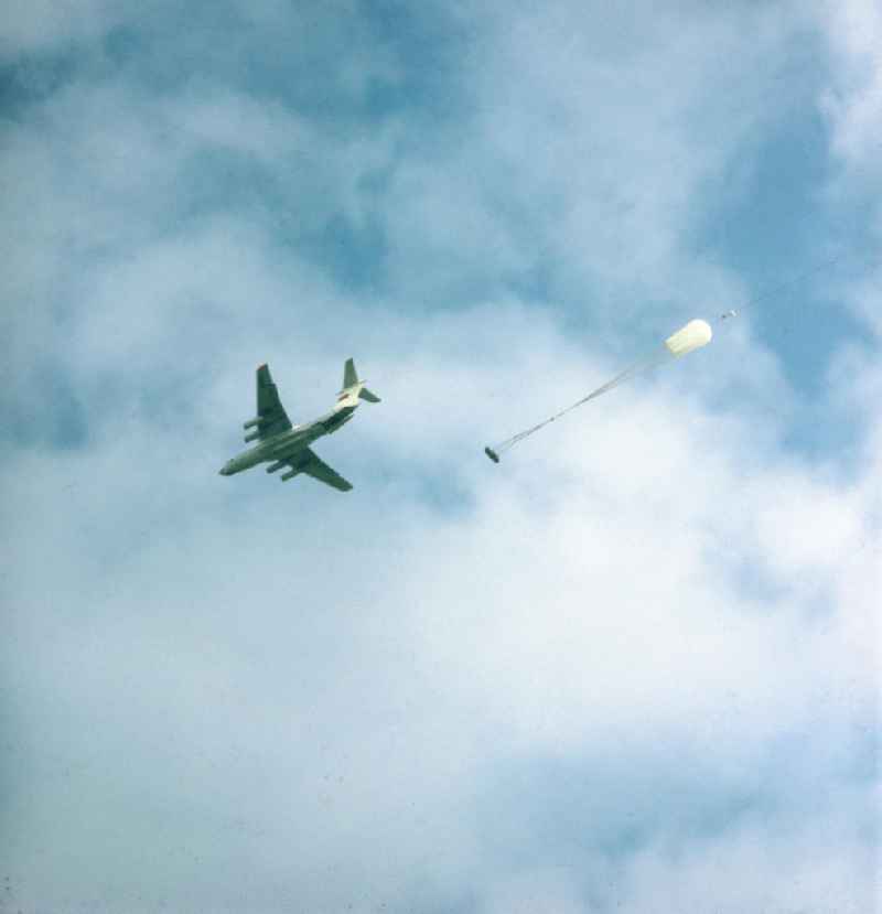 Illjuschin IL-76 beim Absetzen von Landungstruppen / Fallschirmjäger über dem Truppenübungsplatz Wolmirstedt bei einem Manöver.