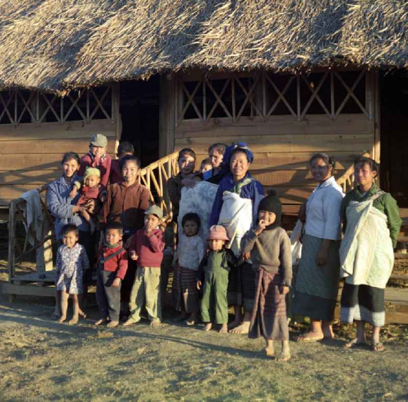 Frauen und Kinder aus dem Volksstamm der Meo (auch Hmong) vor einer Hütte an der sogenannten 'Ebene der Tonkrüge' in der Provinz Xieng Khouang in der Demokratischen Volksrepublik Laos. Die Hmong gehörten zu einer infolge des Vietnam-Krieges verfolgten und zurückgezogen lebenden Minderheit in Laos.
