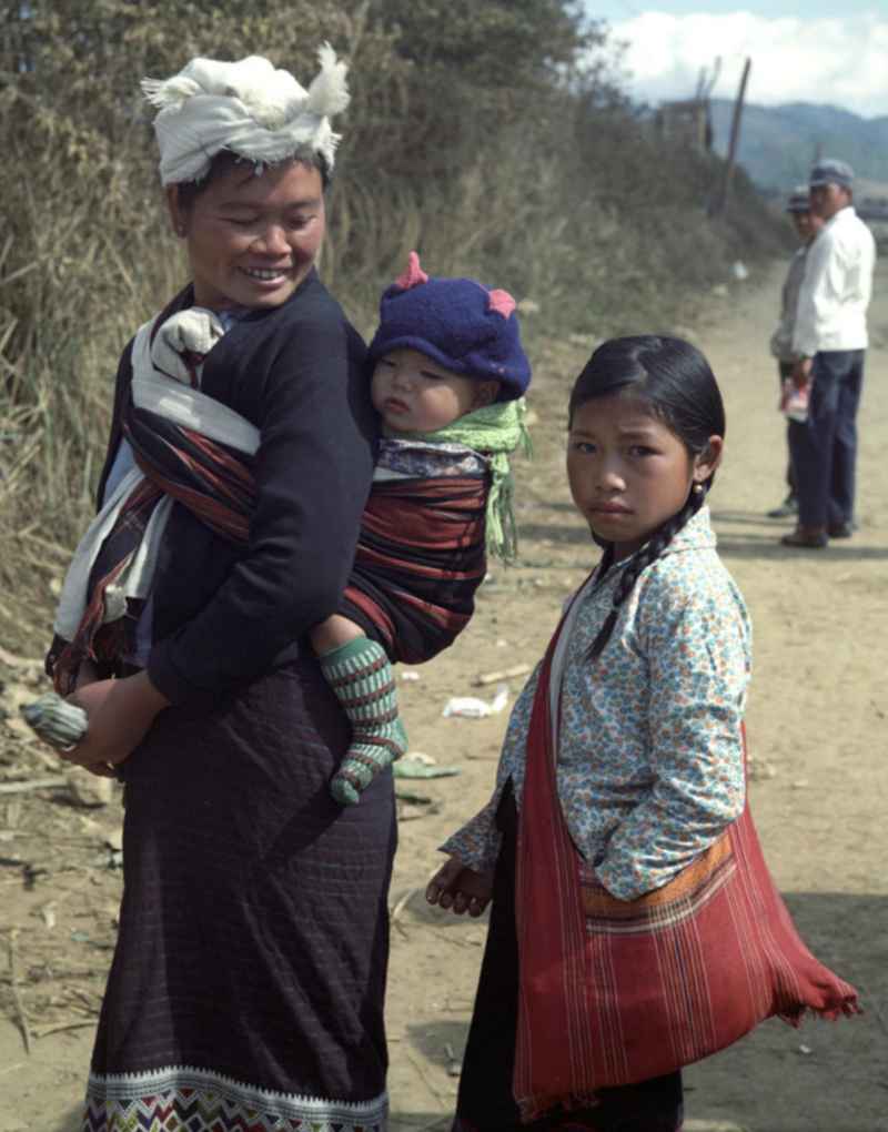 Frauen und Kinder aus dem Volksstamm der Meo (auch Hmong) auf einer Straße nahe sogenannten 'Ebene der Tonkrüge' in der Provinz Xieng Khouang in der Demokratischen Volksrepublik Laos. Die Hmong waren im Vietnam-Krieg involviert. In dessen Folge gehörten sie zu einer verfolgten und zurückgezogen lebenden Minderheit in Laos.