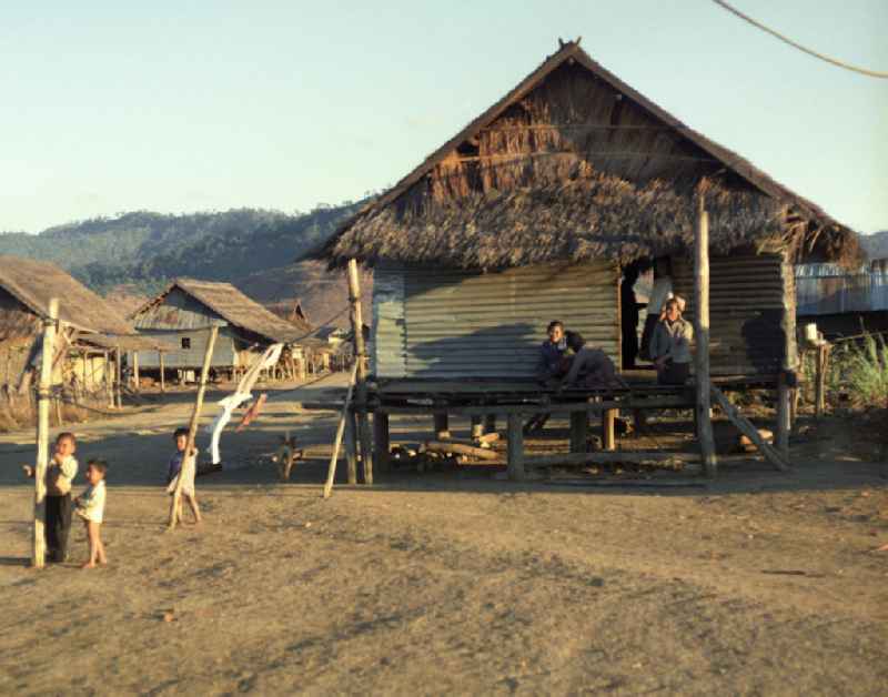 Frauen und Kinder aus dem Volksstamm der Meo (auch Hmong) vor einer Hütte an der sogenannten 'Ebene der Tonkrüge' in der Provinz Xieng Khouang in der Demokratischen Volksrepublik Laos. Die Hmong gehörten zu einer infolge des Vietnam-Krieges verfolgten und zurückgezogen lebenden Minderheit in Laos.