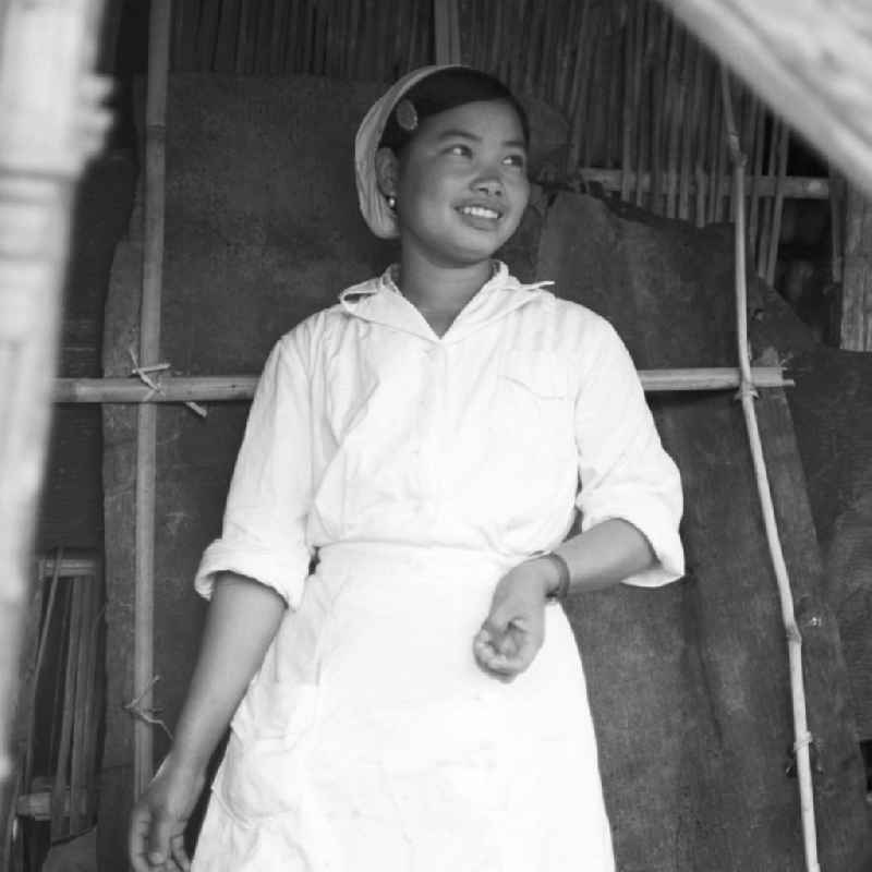 Krankenschwester aus dem Volksstamm der Meo (auch Hmong) im 'Kreiskrankenhaus' in einem Dorf an der sogenannten 'Ebene der Tonkrüge' in der Provinz Xieng Khouang in der Demokratischen Volksrepublik Laos. Die Hmong gehörten zu einer infolge des Vietnam-Krieges verfolgten und zurückgezogen lebenden Minderheit in Laos.