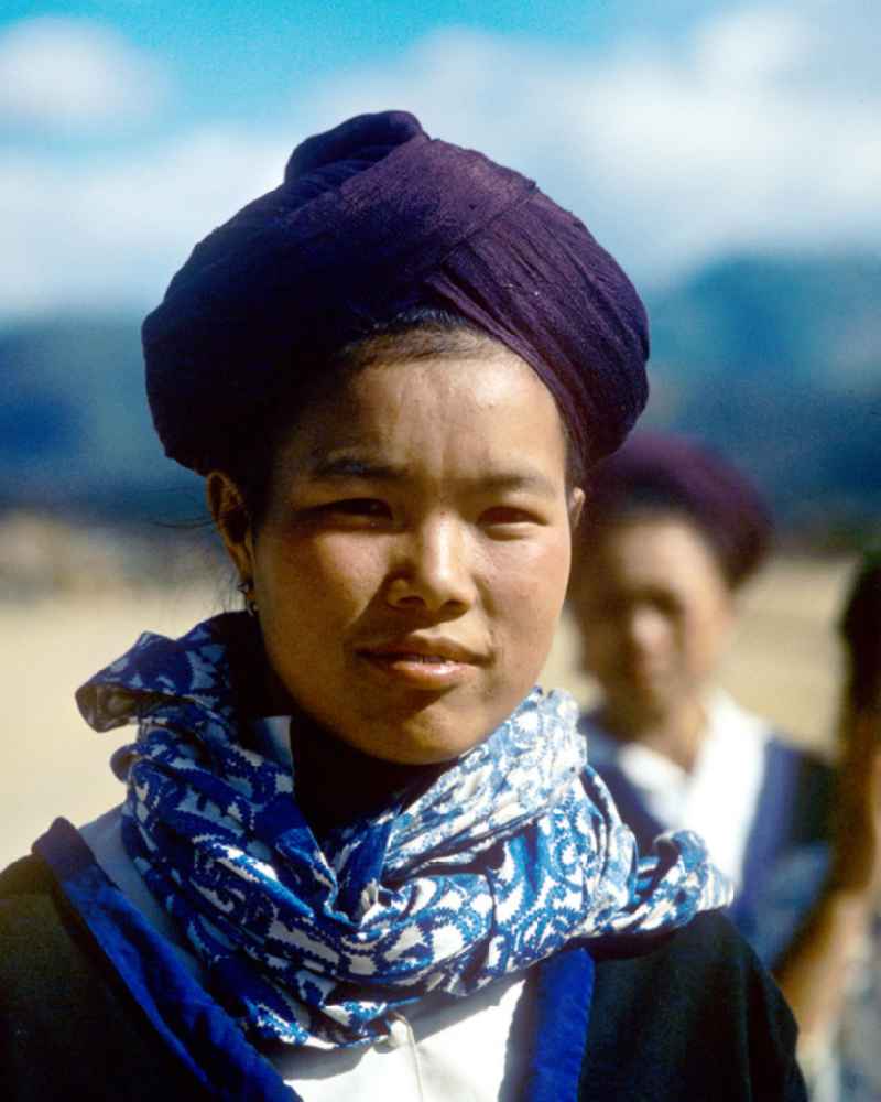 Mädchen aus dem Volksstamm der Meo (auch Hmong) nahe sogenannten 'Ebene der Tonkrüge' in der Provinz Xieng Khouang in der Demokratischen Volksrepublik Laos, aufgenommen am 8.1.1977. Die Hmong waren im Vietnam-Krieg involviert. In dessen Folge gehörten sie zu einer verfolgten und zurückgezogen lebenden Minderheit in Laos.