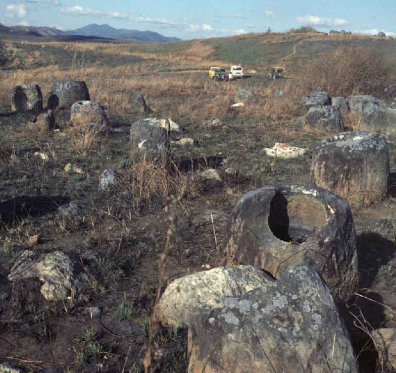 Steinkrüge auf der sogenannten 'Ebene der Tonkrüge' in der Provinz Xieng Khouang in der Demokratischen Volksrepublik Laos.