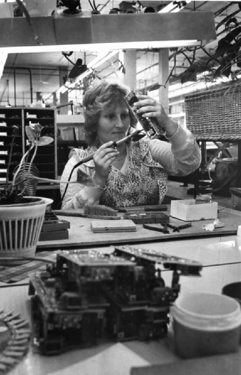 Solder in the VEB Robotron electronics in Zella-Mehlis in the state of Thuringia in the area of the former GDR, German Democratic Republic