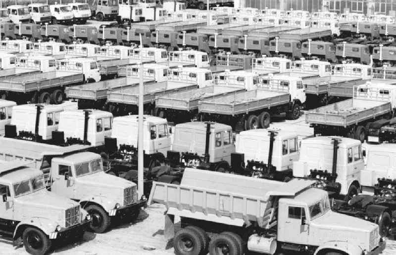 Auslieferungslager für sowjetische  LKW stehen auf Halde.