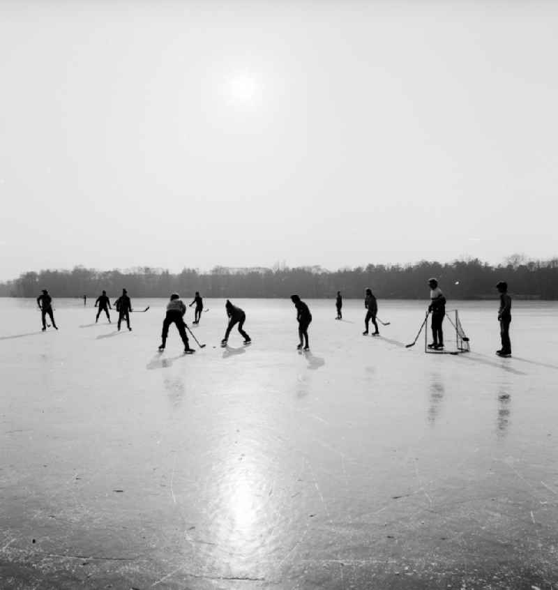 Youngsters play ice hockey on the frozen Motzener See in Zossen in the federal state Brandenburg on the territory of the former GDR, German Democratic Republic